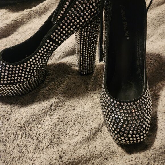 Heels - Picture 3 of 3